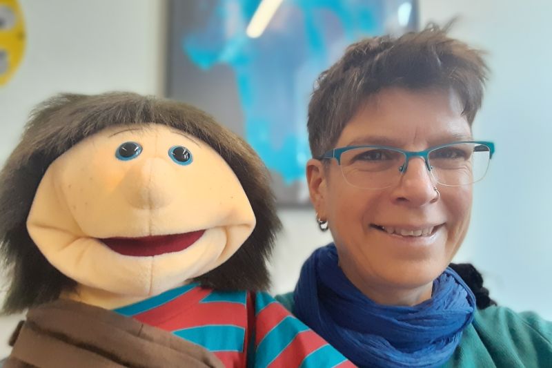 Frau Himmelmann mit Puppe