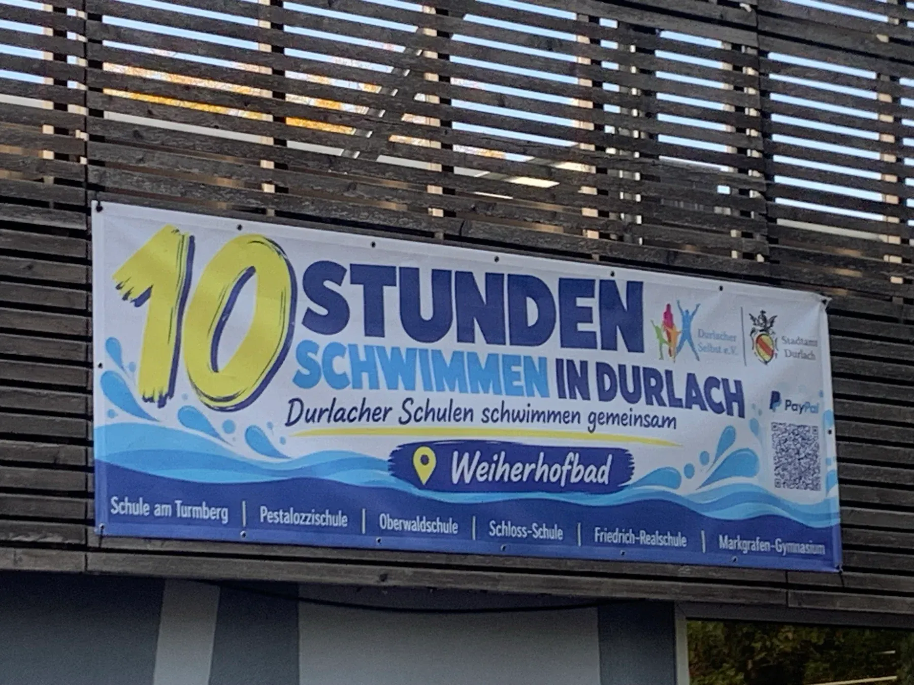 Banner zum 10-Stunden-Schwimmen der Durlacher Schulen am Weiherhofbad.