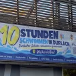 Banner zum 10-Stunden-Schwimmen der Durlacher Schulen am Weiherhofbad.
