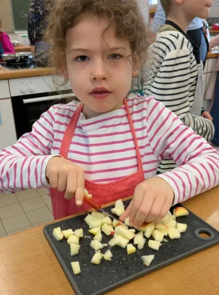 Kinder der Eisbärklasse feiern den Apfeltag
