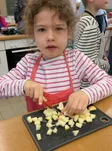 Kinder der Eisbärklasse feiern den Apfeltag