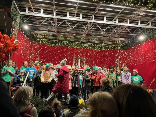 Schulchor auf dem Durlacher Weihnachtsmarkt