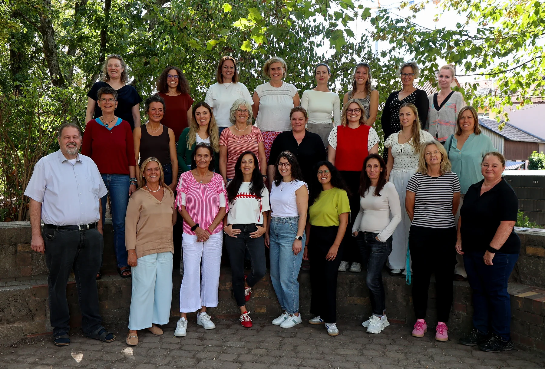 Das Kollegium der Oberwaldschule Aue beim Gruppenfoto im Freien.